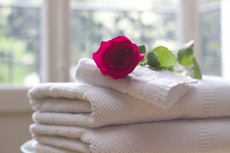 chambre-hote-MARIE-min_towel_rose_clean_care_salon_spa_white_bath-731641